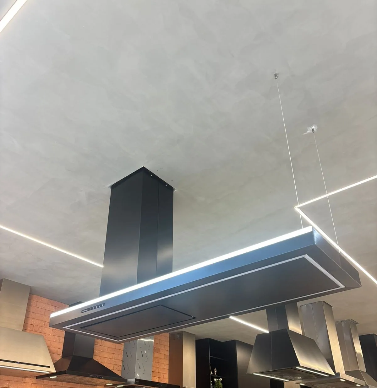 Coifa Máxima Lucent vista de baixo, com a faixa de luz acesa